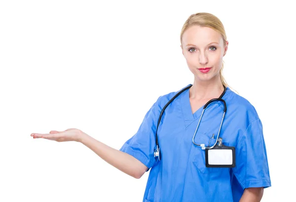 Medico donna con stetoscopio — Foto Stock