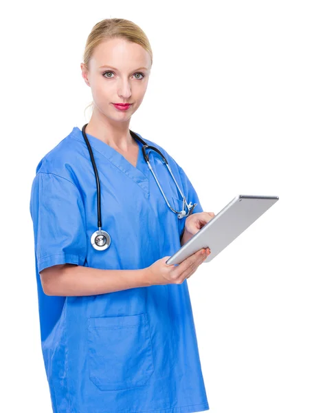 Médecin féminin utilisant une tablette numérique — Photo