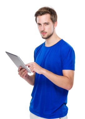 Dijital tablet kullanan adam