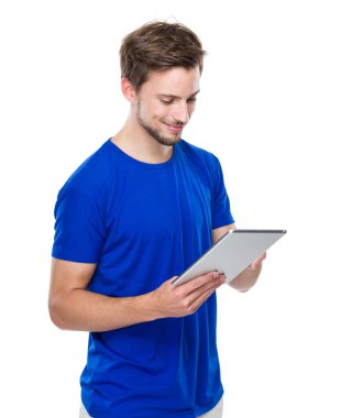 Dijital tablet kullanan adam