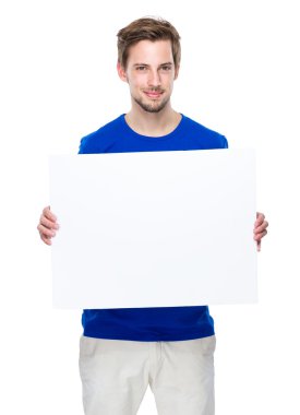 genç adam holding beyaz bayrak