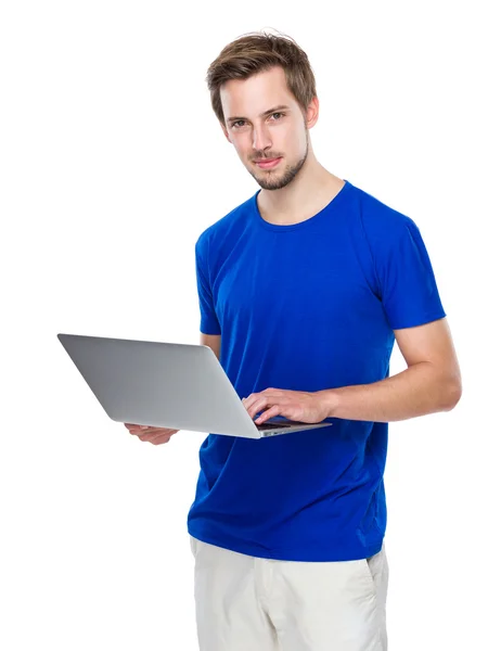 Uomo che utilizza computer portatile — Foto Stock