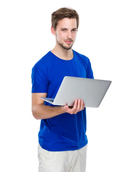 Mann benutzte Laptop — Stockfoto