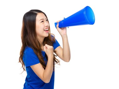 Megafonla bağıran kadın.