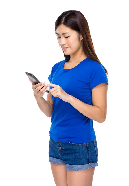 Mobiltelefont használó nő — Stock Fotó