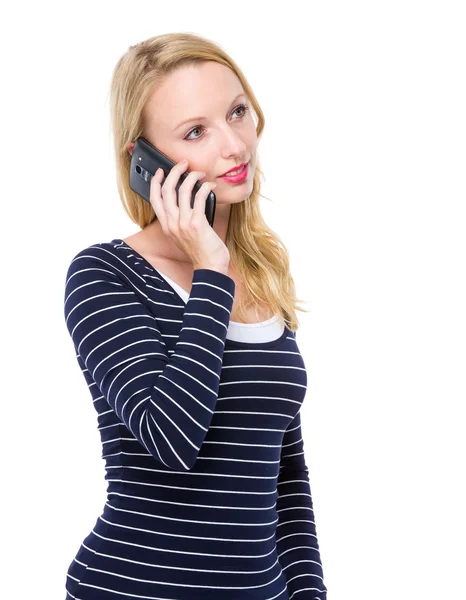 Vrouw praten op mobiele telefoon — Stockfoto