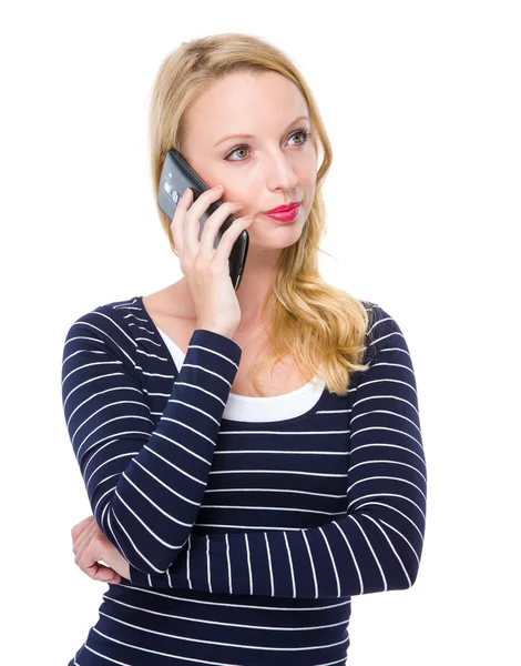 Femme parlant sur téléphone mobile — Photo