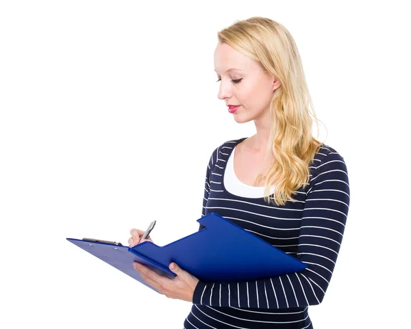 Mujer escribir en portapapeles — Foto de Stock