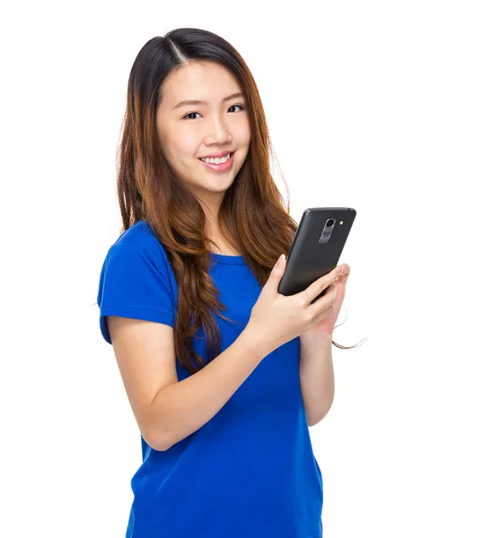 Asiatique femme en utilisant téléphone mobile — Photo