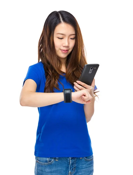 Kobieta za pomocą telefonów komórkowych i zegarków — Zdjęcie stockowe