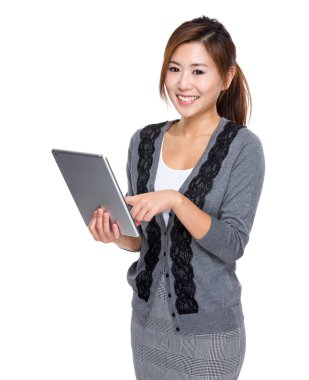 dijital tablet kullanan kadın