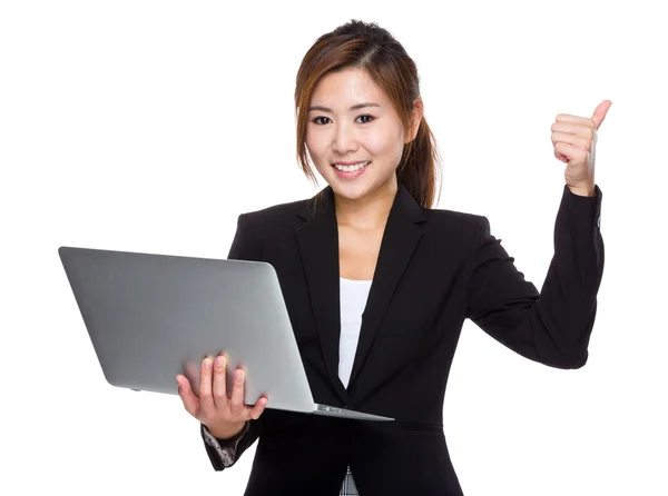 Businesswoman with laptop and thumb up — 图库照片
