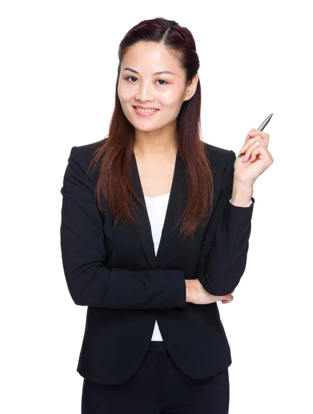 Mujer de negocios asiática con pluma — Foto de Stock