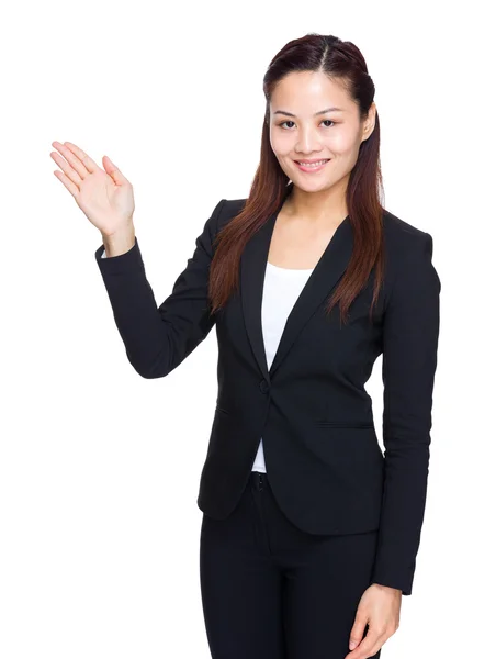 Mujer de negocios presente con la mano — Foto de Stock