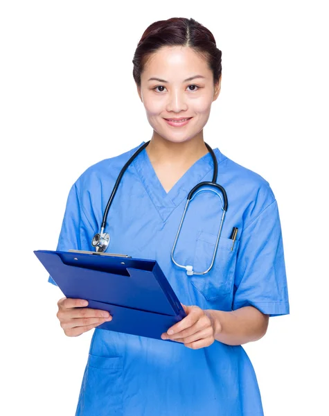 Female doctor with clipboard — Stock Photo, Image