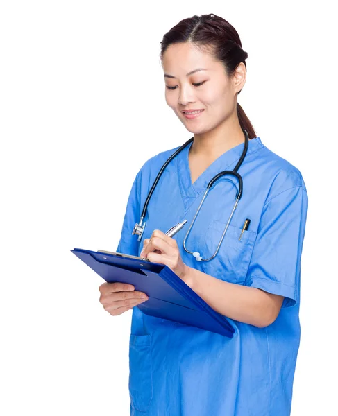 Médico feminino escrever na área de transferência — Fotografia de Stock