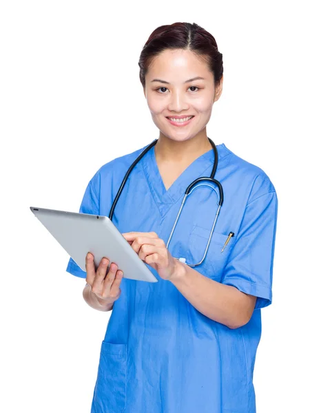 Vrouwelijke arts die digitale tablet gebruikt — Stockfoto