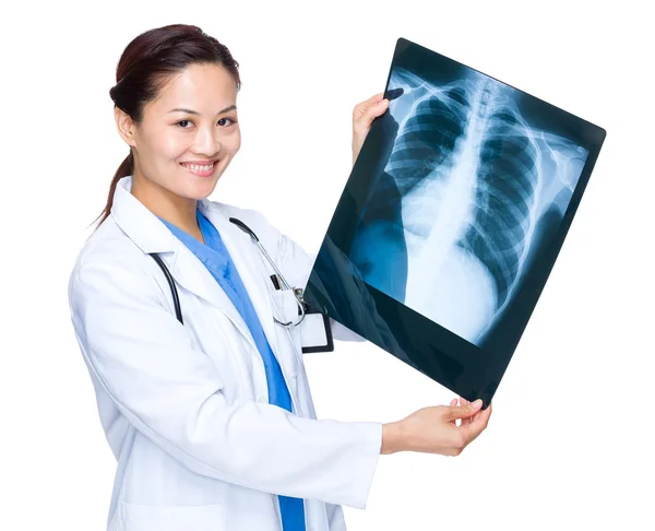 Médica com raio-x — Fotografia de Stock