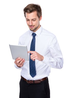 Dijital tablet kullanan işadamı