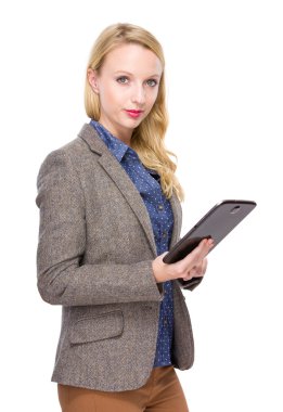 dijital tablet kullanan kadın