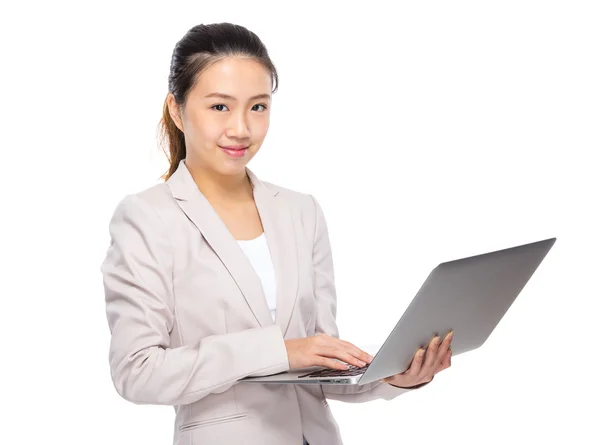 Mujer de negocios usando computadora portátil — Foto de Stock