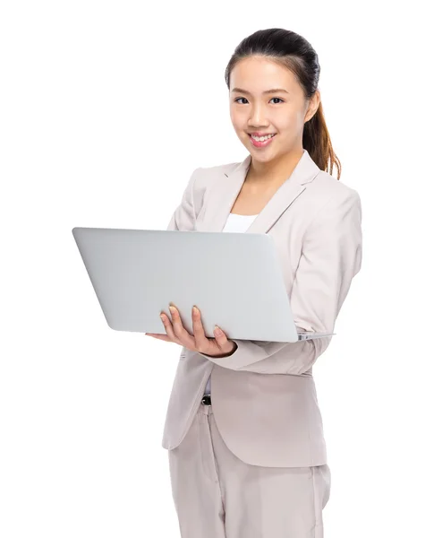 Zakenvrouw met behulp van zakboekje computer — Stockfoto