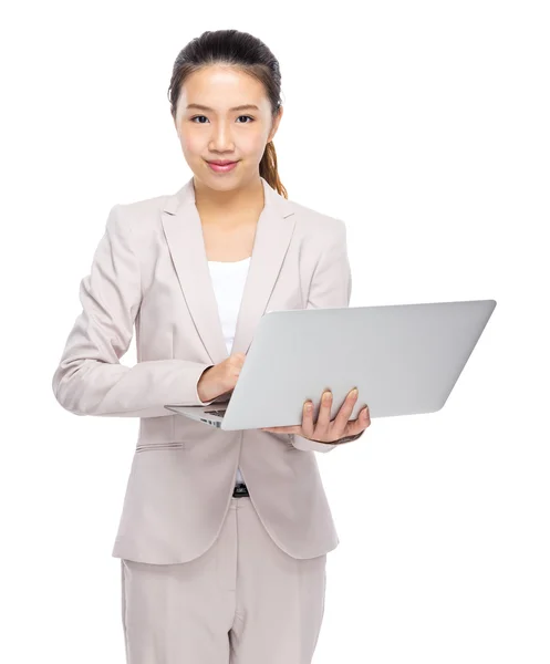 Zakenvrouw met behulp van zakboekje computer — Stockfoto