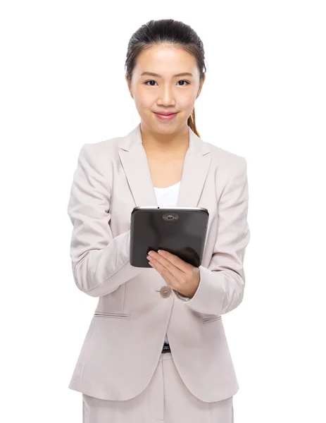 Jovem empresária usando tablet digital — Fotografia de Stock