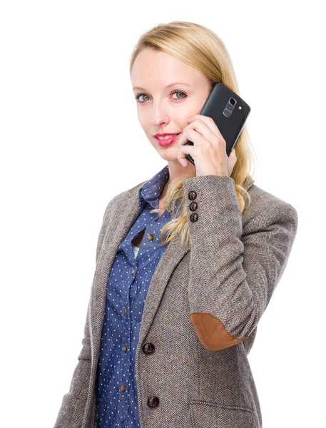 Vrouw in gesprek op mobiele telefoon — Stockfoto