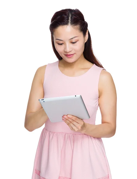 Aziatische vrouw met behulp van Tablet PC — Stockfoto