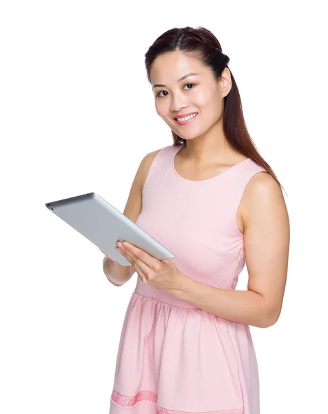 Mujer asiática usando tableta — Foto de Stock