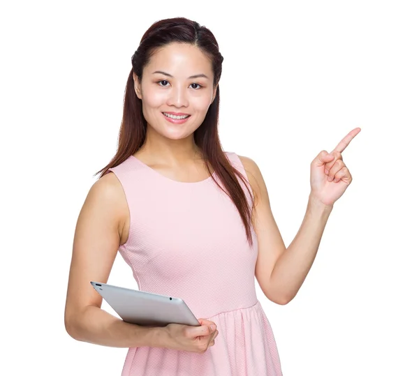 Frau mit Tablet und erhobenem Finger — Stockfoto