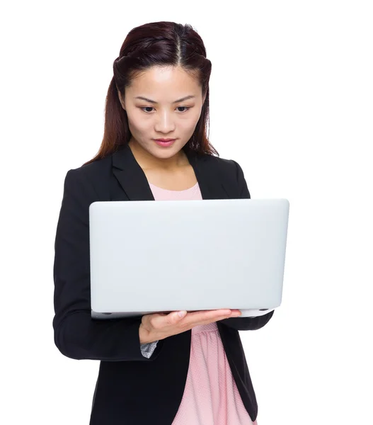 Asiática mujer de negocios utilizando ordenador portátil — Foto de Stock