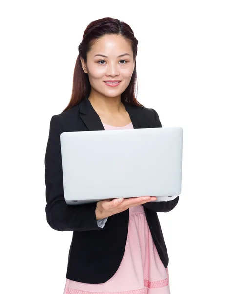 Mulher de negócios asiática usando computador portátil — Fotografia de Stock