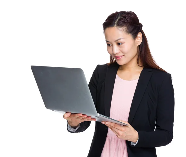 Asiática mujer de negocios utilizando ordenador portátil — Foto de Stock