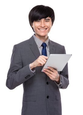 Dijital tablet kullanan işadamı