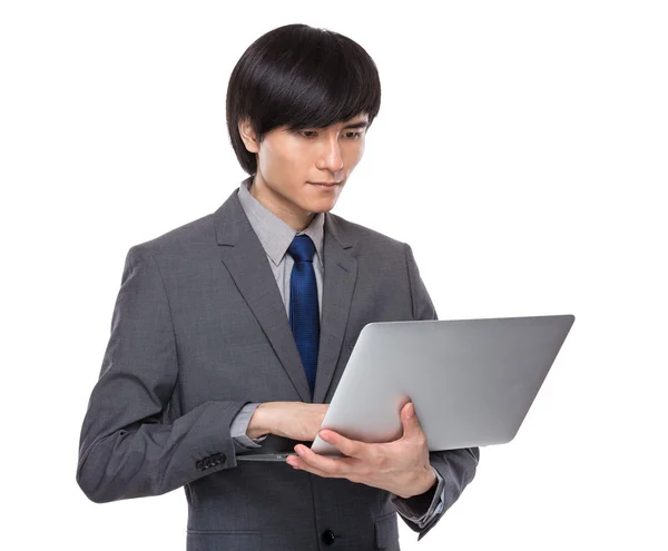 Hombre de negocios usando portátil — Foto de Stock