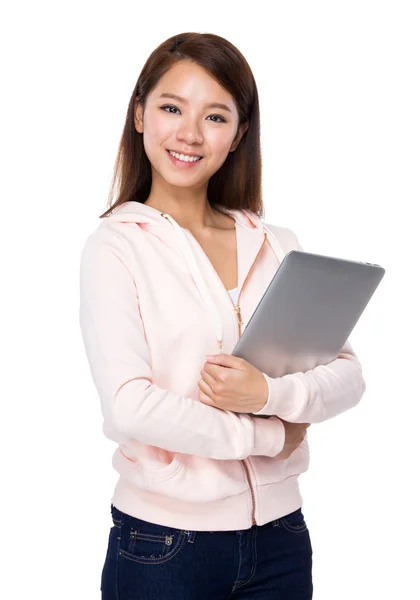 Frau mit Laptop — Stockfoto