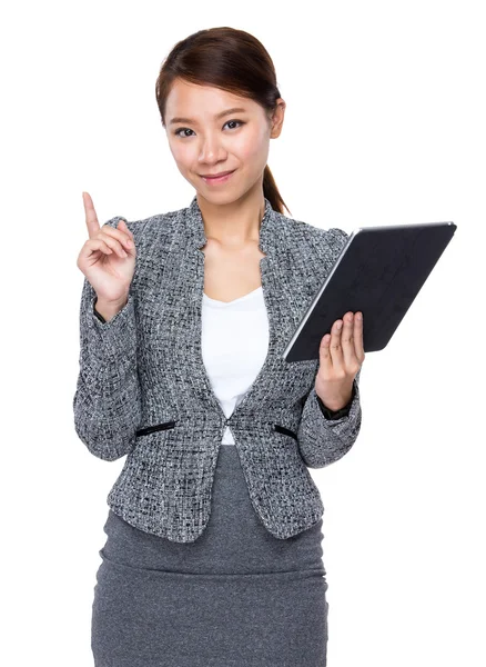 Mulher de negócios usando tablet digital — Fotografia de Stock