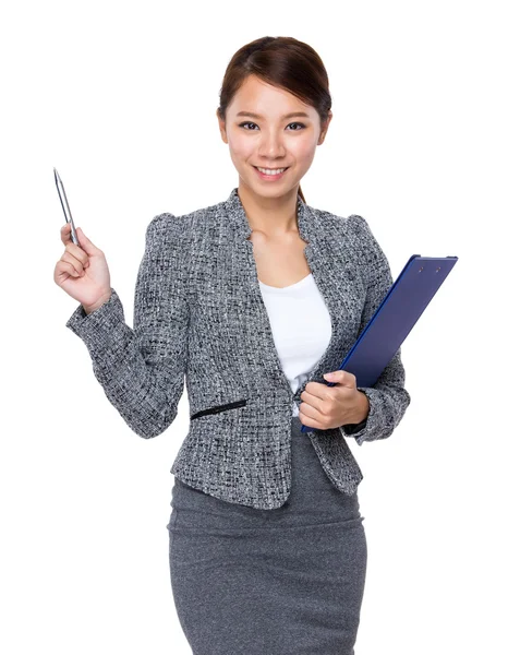 Femme d'affaires avec presse-papiers et stylo — Photo