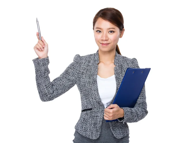 Businesswoman with clipboard and pen — Stock Photo, Image