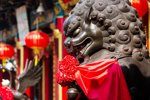 Statue de lion dans le temple chinois — Photo