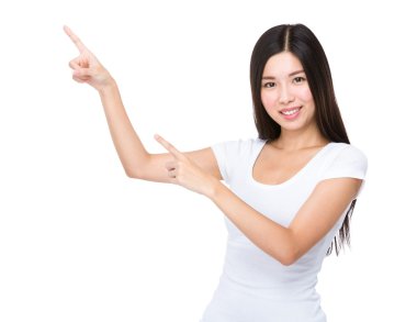 iki parmak noktası olan kadın