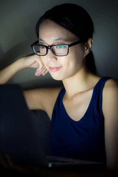 Woman using laptop at night — Stock Photo, Image