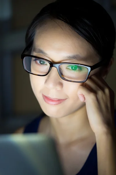 Mulher olhando para o computador à noite — Fotografia de Stock