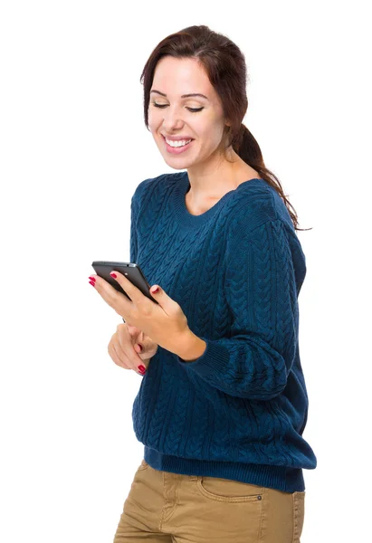 Vrouw leest bericht op mobiele telefoon — Stockfoto