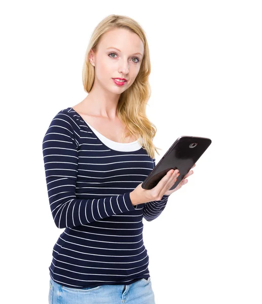 Vrouw die digitale tablet gebruikt — Stockfoto