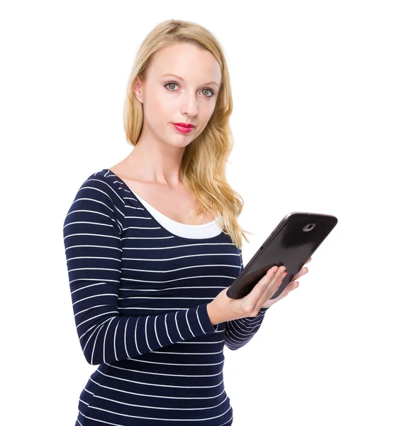 Vrouw die digitale tablet gebruikt — Stockfoto