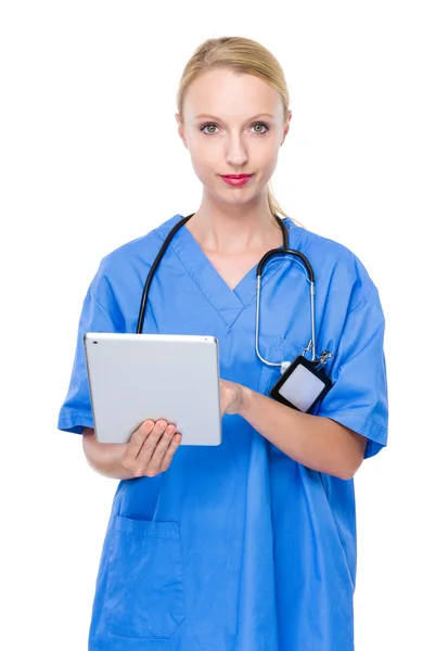 Médecin utilisant une tablette numérique — Photo