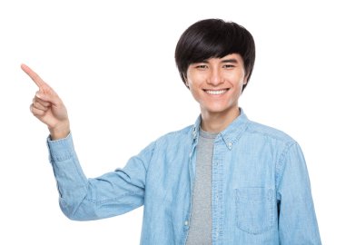 parmak işareti bir yana olan adam